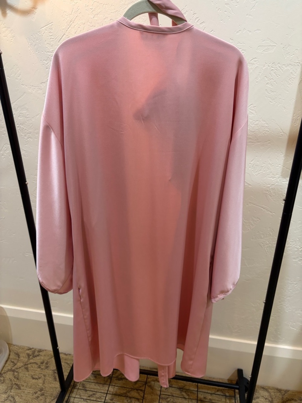 Natori Dusty Rose Satin Short Robe - Picture 3 of 3
